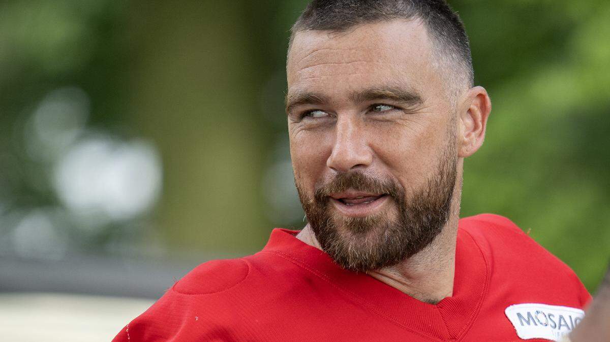 Kansas City Chiefs tight end Travis Kelce (87) glances backwards as he arrives for training camp at Missouri Western State University on Wednesday, July 30, 2025, in St. Joseph, Missouri. 