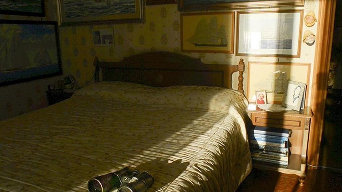 Lorenzo Giordano's "Life in Riva" ("Tra ponente e levante") chronicles the history of a small Italian seaside town.