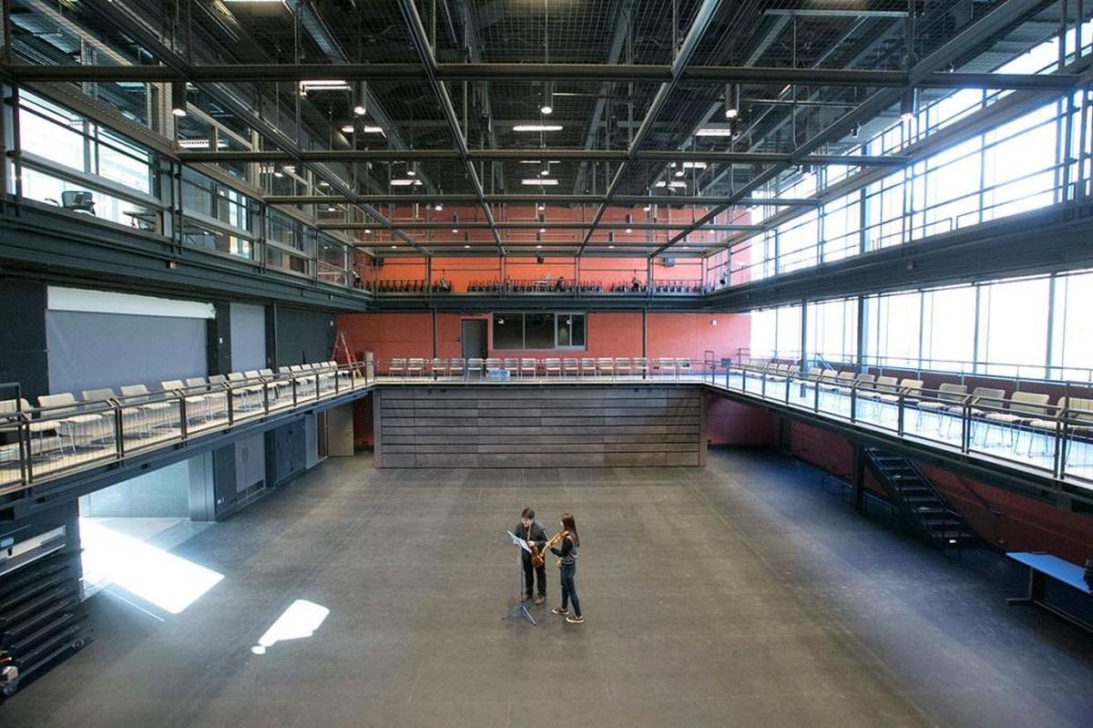 Duke University’s new $50 million Rubenstein Arts Center is a two-story facility that includes a 200-seat theater for stage shows of various types; a 100-seat movie theater for the visual-arts program; dance studios; classrooms; a “maker lab” workshop; and an assortment of other studio spaces for everything from dance rehearsals to sculpture installations.