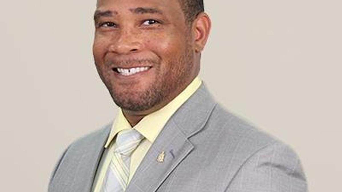 School board Chairman Mike Lee