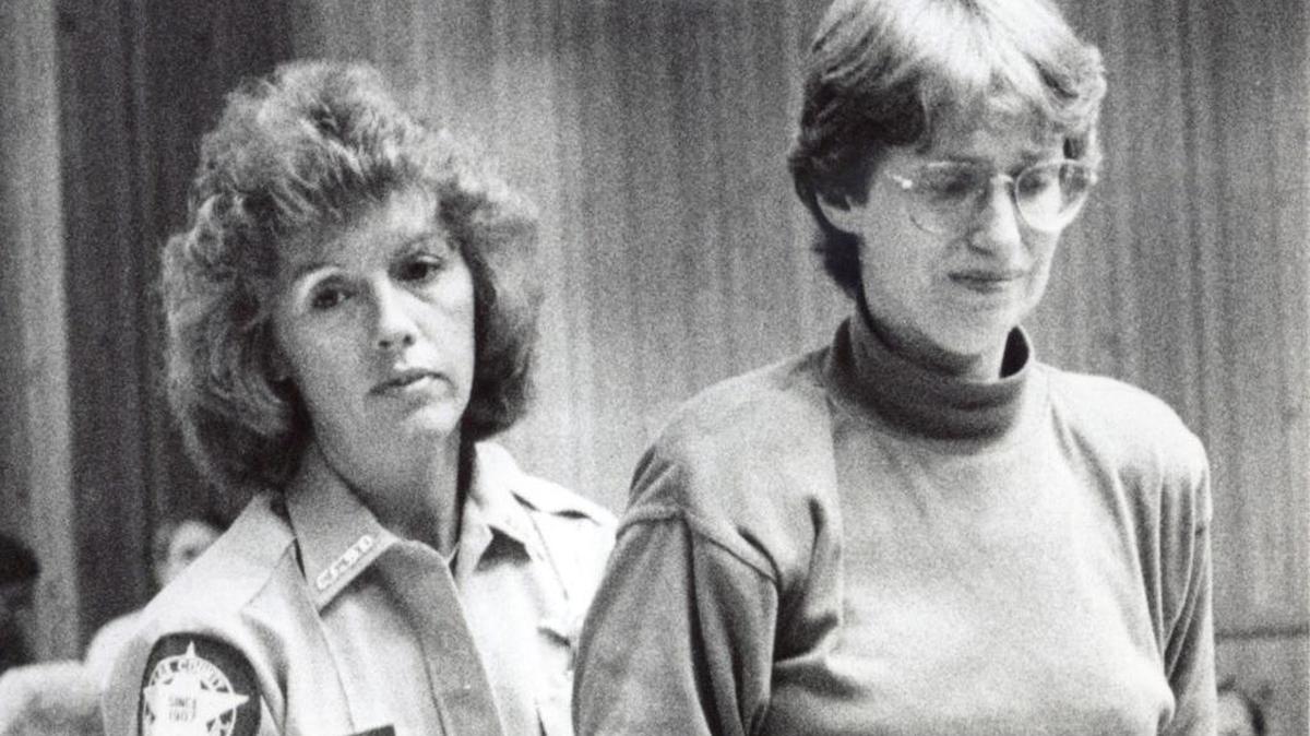 A Lee County deputy sheriff leads Barbara Stager out of the courtroom in 1989 after Stager was given the death penalty for the murder of her second husband, Russ Stager.