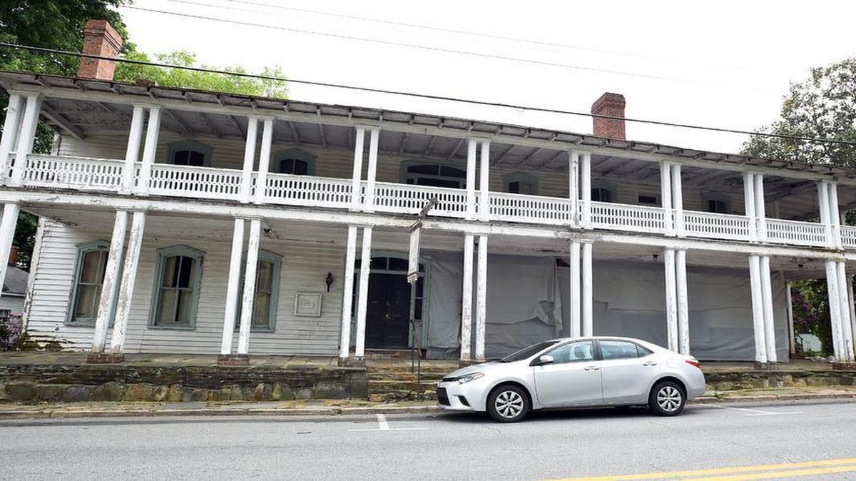 The Town of Hillsborough and the owners of the historic Colonial Inn on West King Street have agreed to settle an eminent domain proceeding filed last July by the town to acquire the historic building.