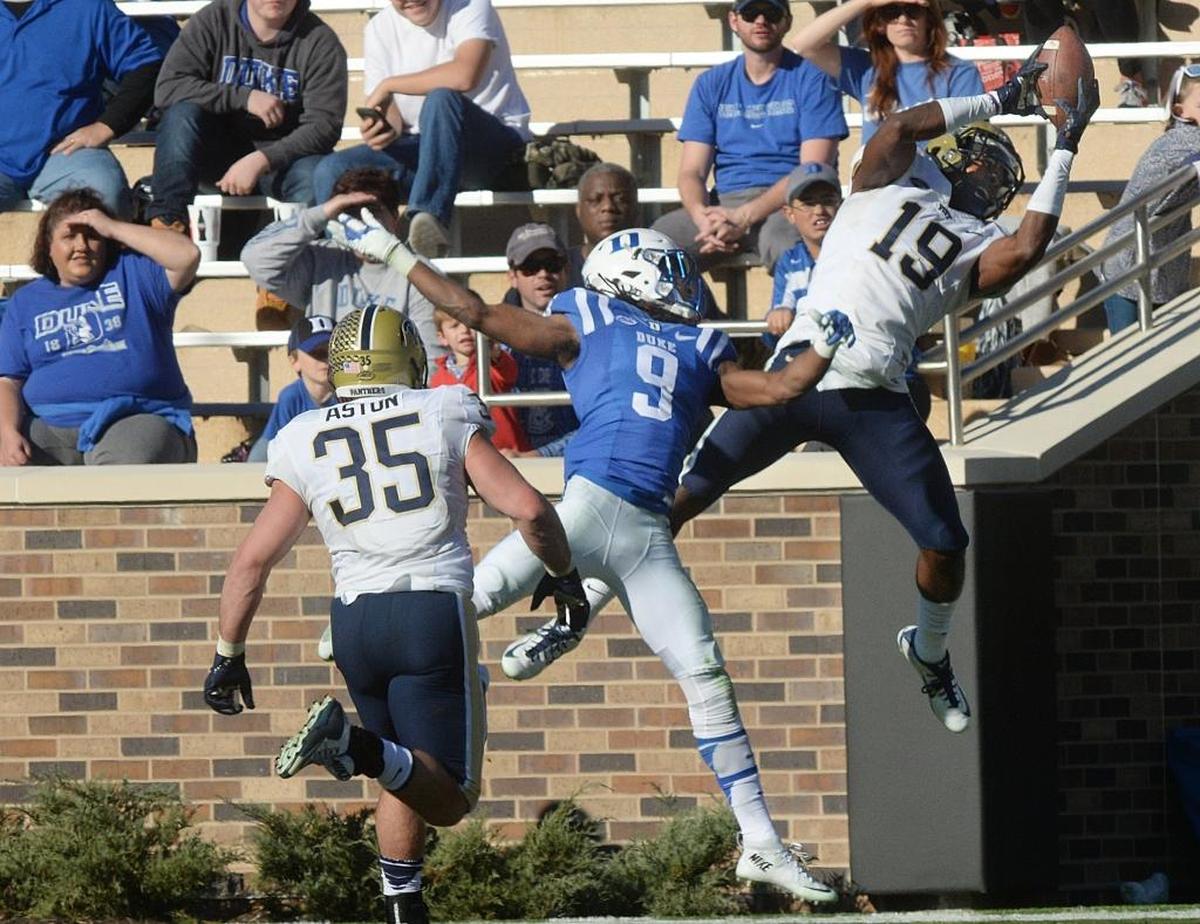 Pitt wide receiver Dontez Ford, right, reels in a touchdown pass over Duke cornerback Jeremy McDuffie in 2015.