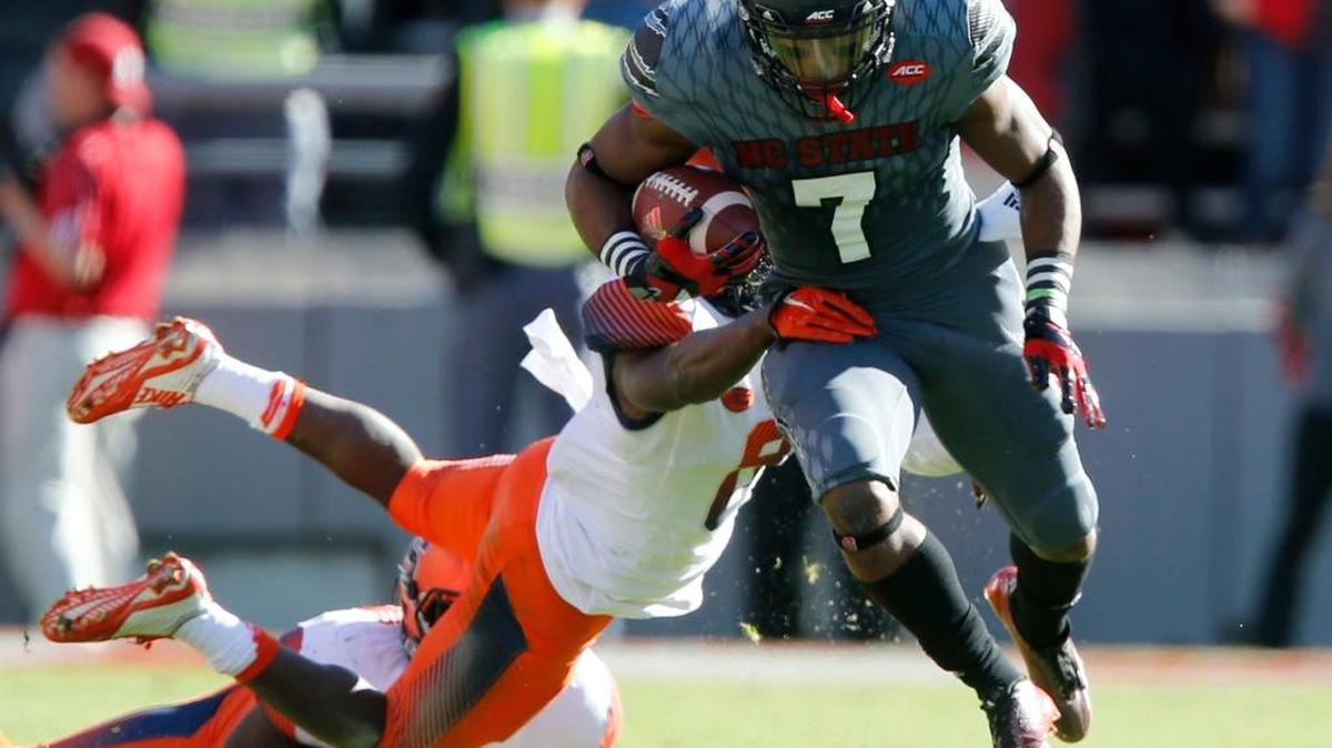 N.C. State’s Nyheim Hines, right, beats Syracuse’s Antwan Cordy in November 2015.