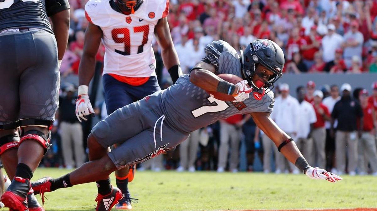 N.C. State’s Nyheim Hines (7) scores on a one-yard touchdown run during the Wolfpack’s 33-25 victory over Syracuse at Carter-Finley Stadium Saturday, Sept. 30, 2017.