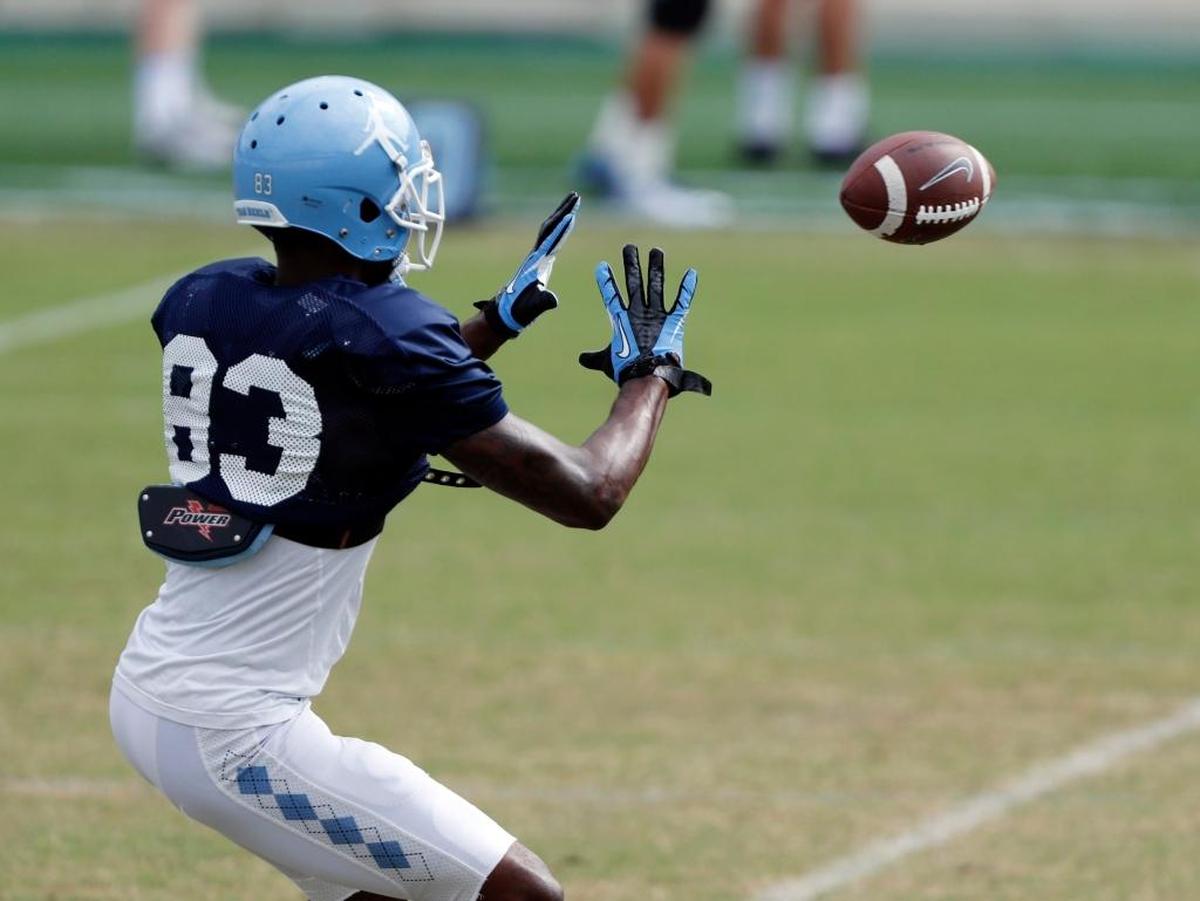 Wide receiver Juval Mollette makes a catch at practice on Thursday.
