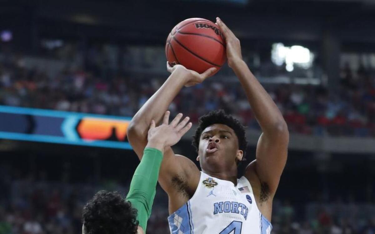 North Carolina's Isaiah Hicks (4) shoots as Oregon's Dillon Brooks (24) defends during the first half of UNC's game against Oregon in an NCAA Final Four semifinal game at the University of Phoenix Stadium in Glendale, Arizona on April 1.