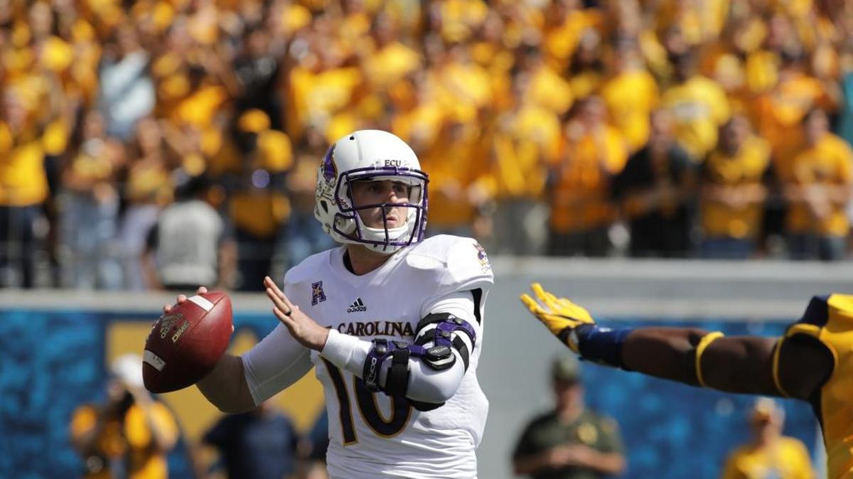 East Carolina quarterback Thomas Sirk (10) plays against West Virginia on Sept. 9, 2017, in Morgantown, W.Va. (AP Photo/Raymond Thompson)