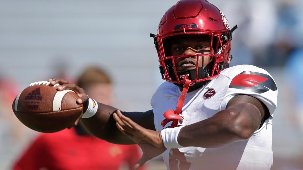 Louisville quarterback Lamar Jackson (8) warms up prior to an NCAA college football game against North Carolina in Chapel Hill, N.C., Saturday, Sept. 9, 2017. (AP Photo/Gerry Broome)